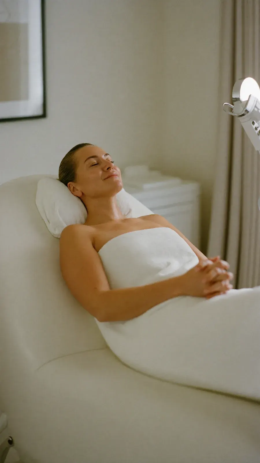 Mujer descansando en una silla de tratamiento facial