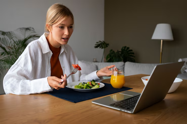 woman-having-videocall-while-eating